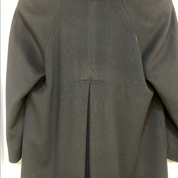 Sophisticated Black Trench Coat with Plush Fur Collar - Picture 4 of 10